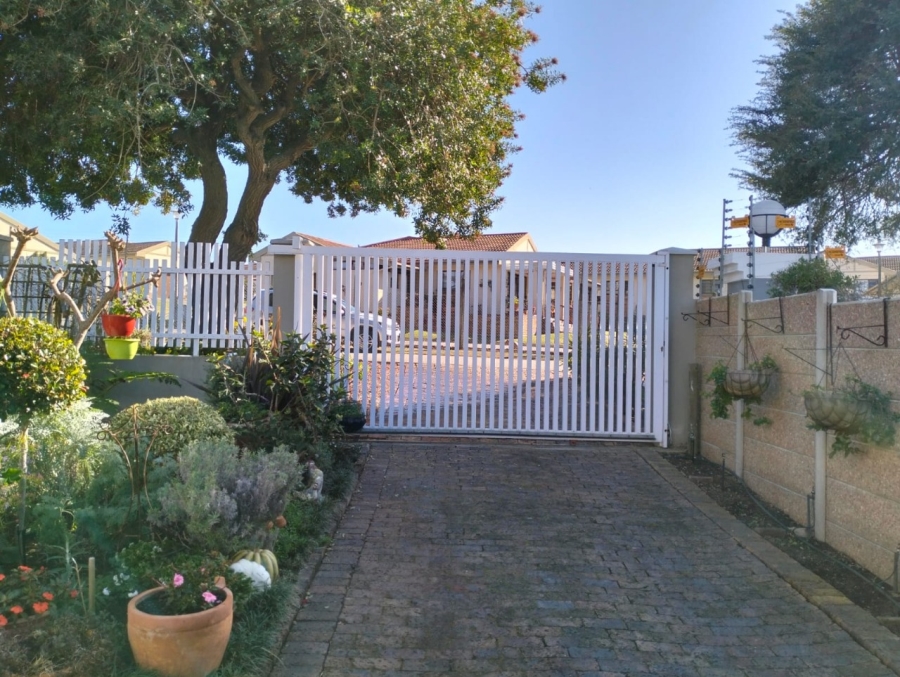 4 Bedroom Property for Sale in Hartenbos Central Western Cape